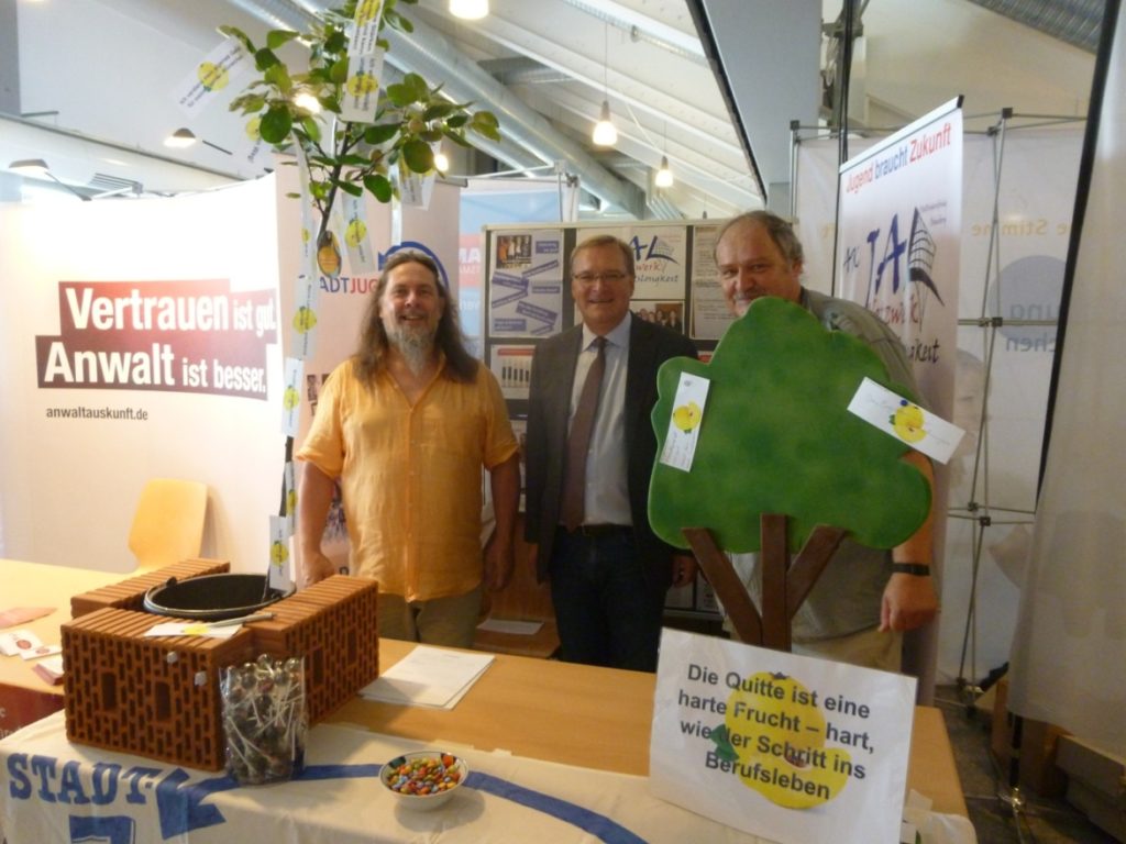 Jugendsozialarbeiter Bernd Schmitt, Oberbürgermeister Andreas Starke, Telekom-Mitarbeiter Johannes Wicht
